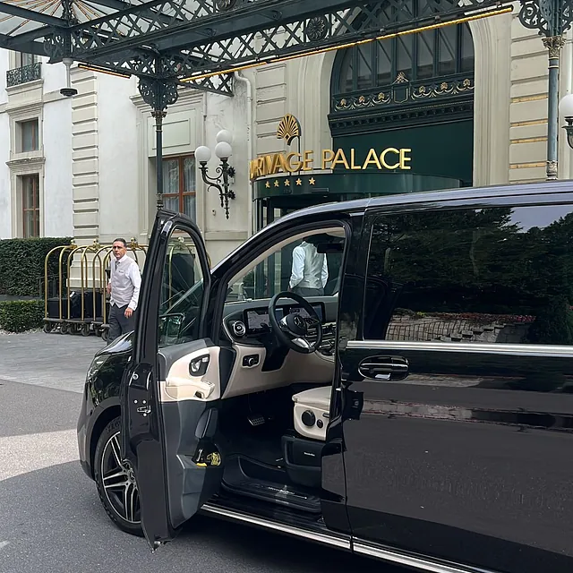 Mercedes V Klasse mit offener Tür
