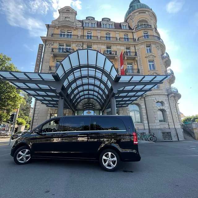 Auto vor Gebäude