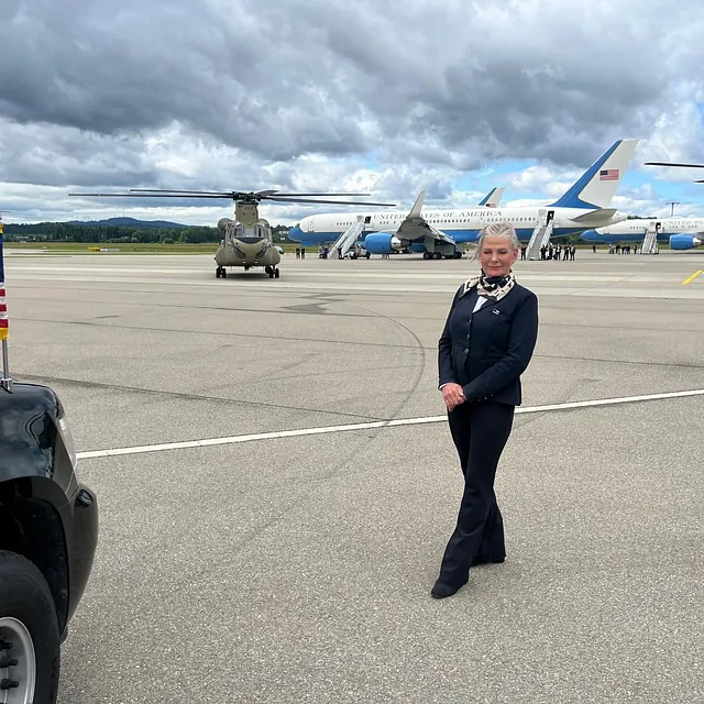 Chauffeuse auf dem Flugplatz