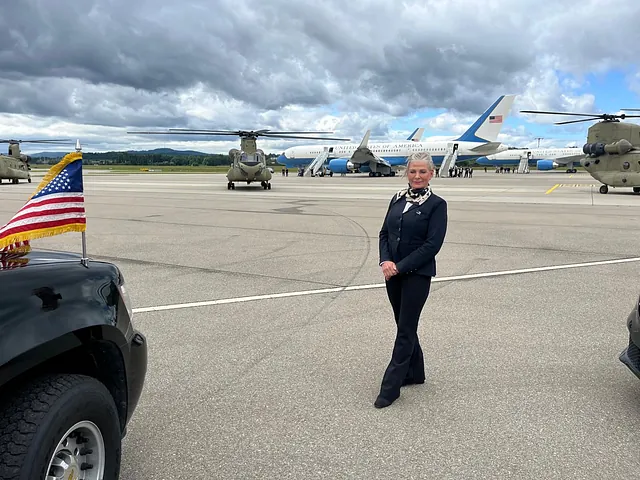 Chauffeuse auf dem Flugplatz